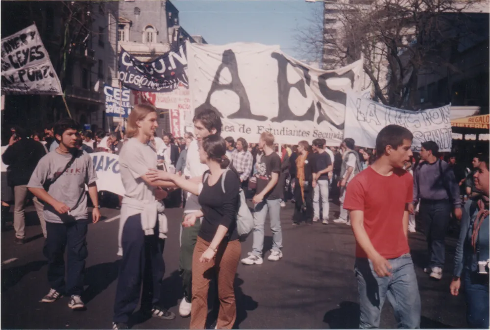 La fotografía “Acto por La Noche de los Lápices, 1999”  pertenece al Fondo Personal Adelina Dematti de Alaye